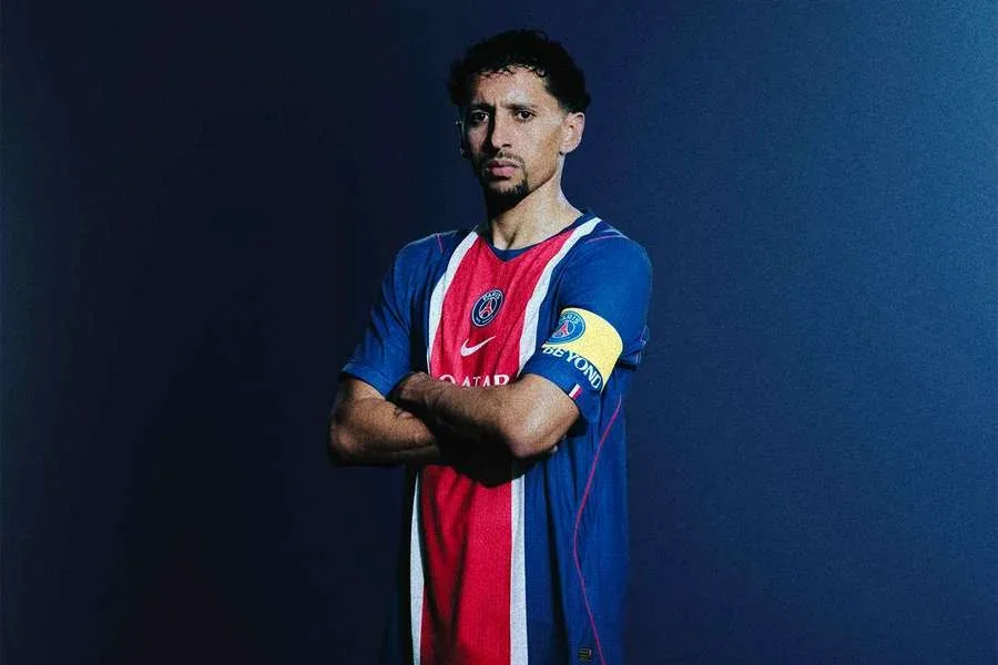Marquinhos con su nueva camiseta.